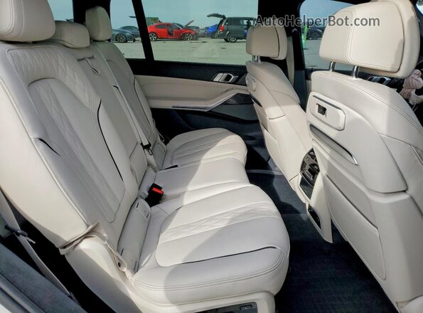 5UX33EM07S9X58023 2025 BMW X7 Белый Вид задней части салона