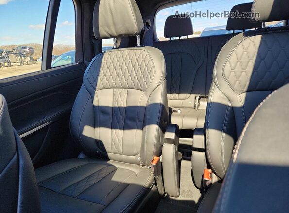 5UX33EM08S9X10045 2025 BMW X7 Silver Vista de los asientos traseros