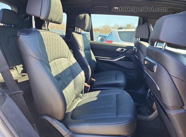5UX33EM08S9X10045 2025 BMW X7 Silver Vista interior trasera