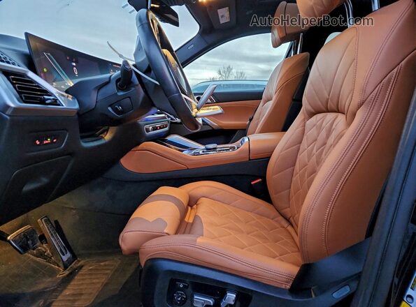 5UX33EX05R9S57900 2024 BMW X6 Черный Вид салона спереди