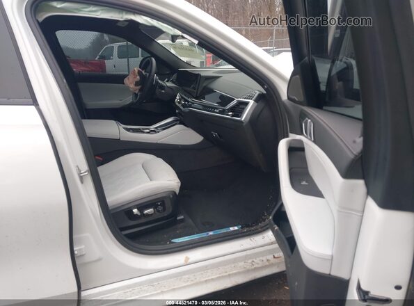 5UX33EX08S9006214 2025 BMW X6 Белый Вид салона спереди