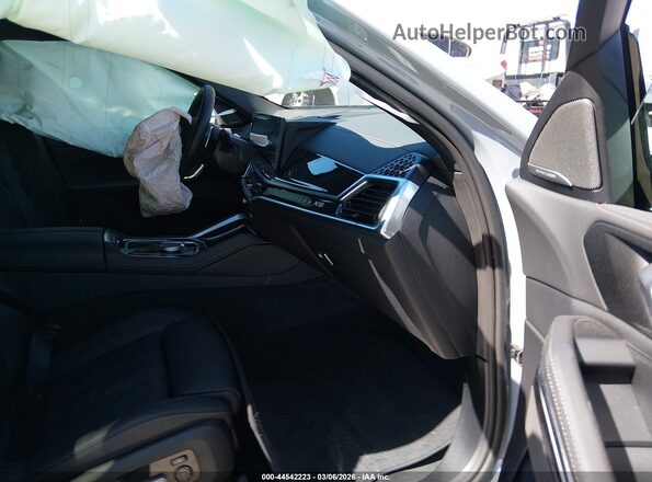 5UX33EX09T9232103 2026 BMW X6 Gray Widok wnętrza z przodu