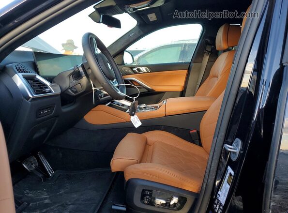 5UX33EX0XT9252926 2026 BMW X6 Black Widok wnętrza z przodu