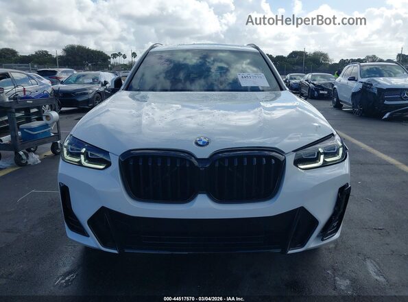5UX43DP05R9V81640 2024 BMW X3 White Vista interior trasera