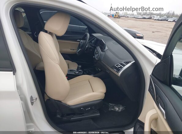 5UX43DP05R9X17149 2024 BMW X3 White Vista interior delantera