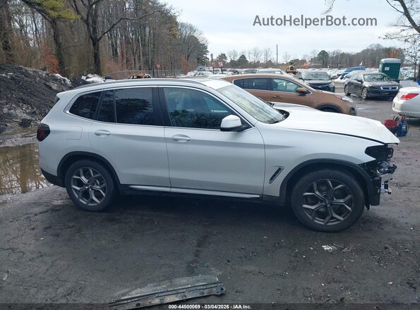 5UX53DP03P9P98251 2023 BMW X3 White Vista interior trasera