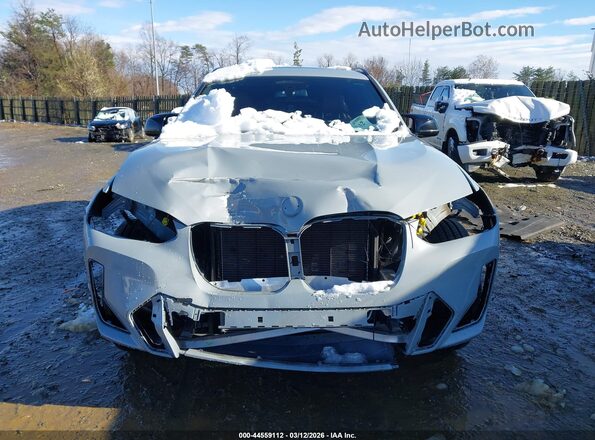 5UX83DP05P9T22516 2023 BMW X3 Light Blue Vista interior trasera