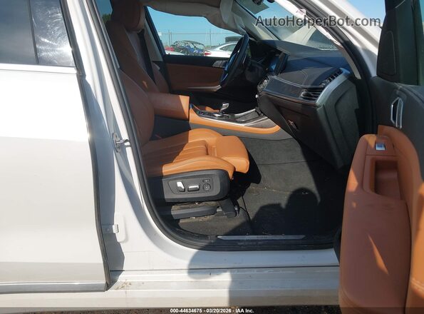 5UXCW2C02N9L67809 2022 BMW X7 White Vista interior delantera