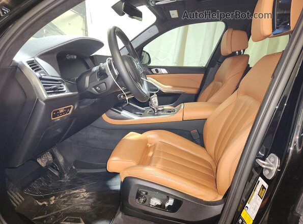 5UXCW2C0XN9L81361 2022 BMW X7 Черный Вид салона спереди