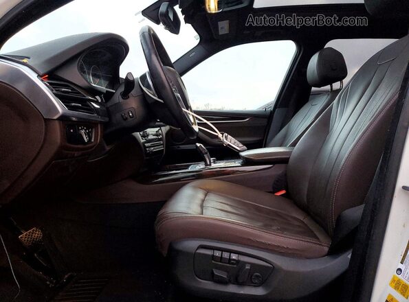 5UXKT0C53J0W00972 2018 BMW X5 Белый Вид салона спереди