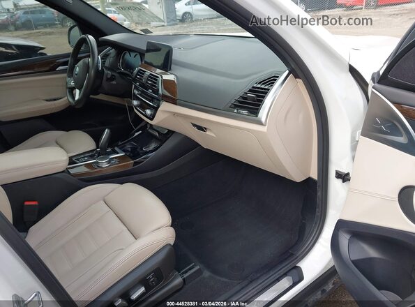 5UXTR9C50JLD61793 2018 BMW X3 Белый Вид салона спереди