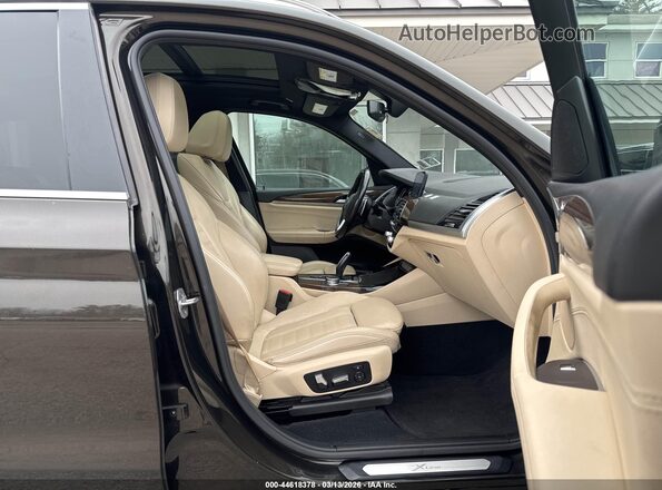 5UXTR9C59JLC75432 2018 BMW X3 Зеленый Вид салона спереди