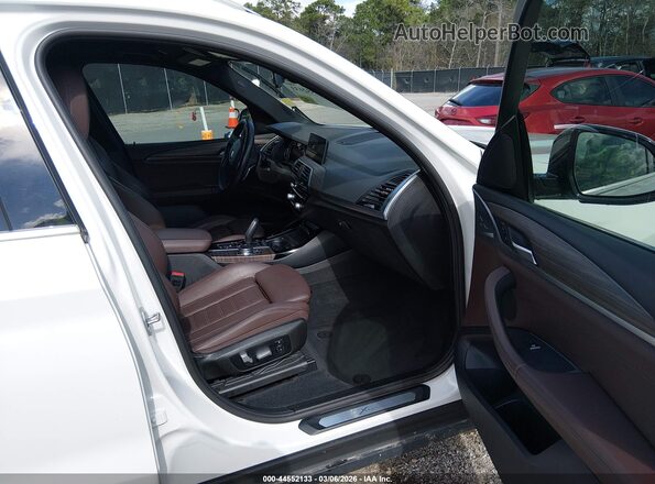 5UXTR9C5XJLD59744 2018 BMW X3 Белый Вид салона спереди