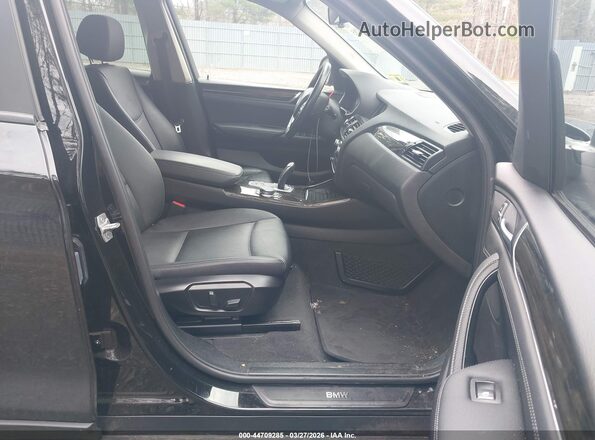 5UXWX9C37H0W68596 2017 BMW X3 Черный Вид салона спереди