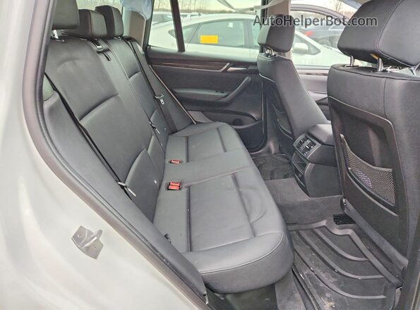 5UXWX9C57H0T06575 2017 BMW X3 Белый Вид задней части салона