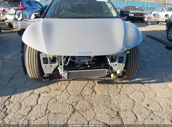 5XYC34JA2SG013123 2025 KIA EV6 Серый Вид спереди
