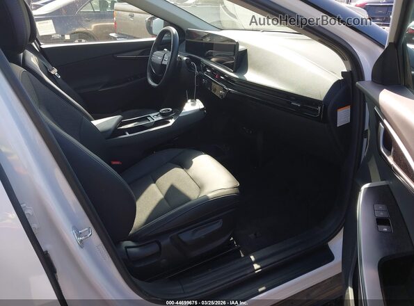 5XYC34JAXSG008560 2025 KIA EV6 White Widok wnętrza z przodu