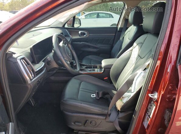 5XYRK4JF8RG255739 2024 KIA SORENTO Maroon Widok wnętrza z przodu