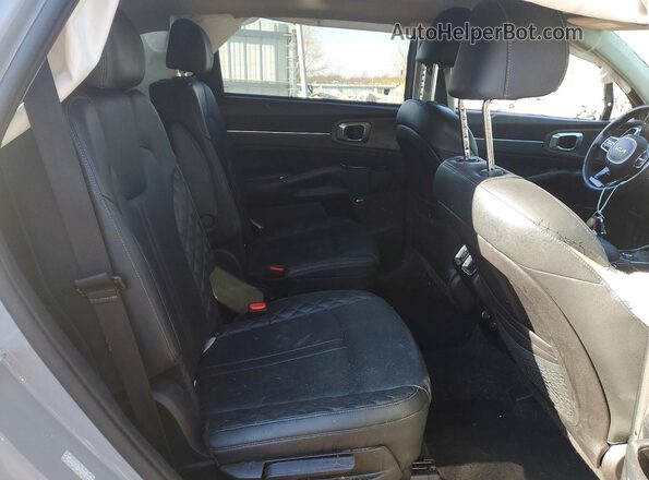 5XYRKDLF5NG111413 2022 KIA SORENTO Silver Rear interior view