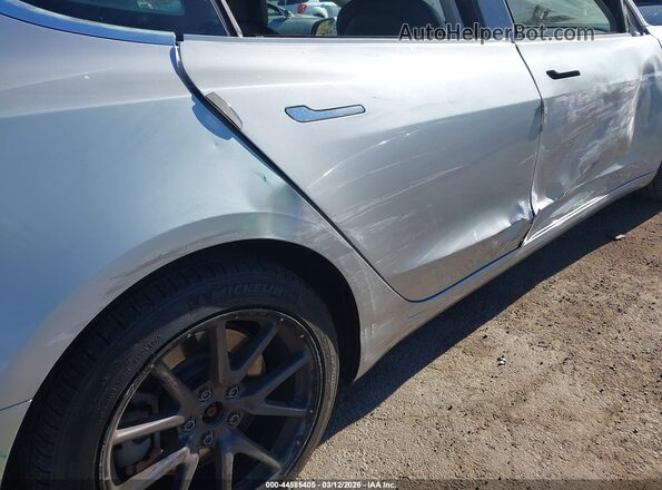 5YJ3E1EA2JF044123 2018 TESLA MODEL 3 Серебряный Вид спереди