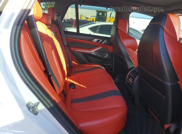 5YMJU0C08P9P69718 2023 BMW X5 Red Вид задньої частини салону