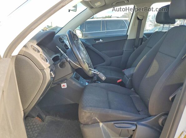 WVGAV7AX3HK054124 2017 VOLKSWAGEN TIGUAN Белый Вид панели приборов