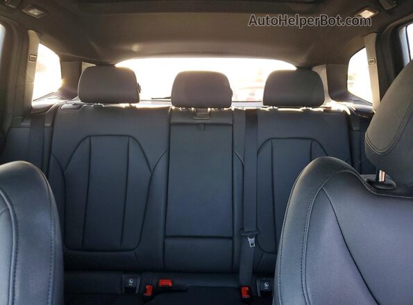 5UXTR7C54KLE94319 2019 BMW X3 Silver Widok wnętrza z tyłu
