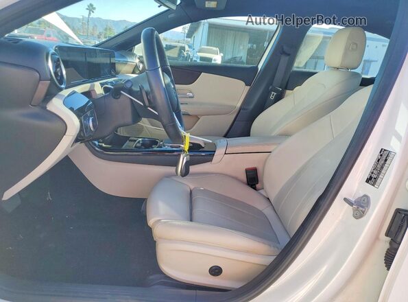 WDD3G4EB5KW014072 2019 MERCEDES-BENZ A White Widok deski rozdzielczej