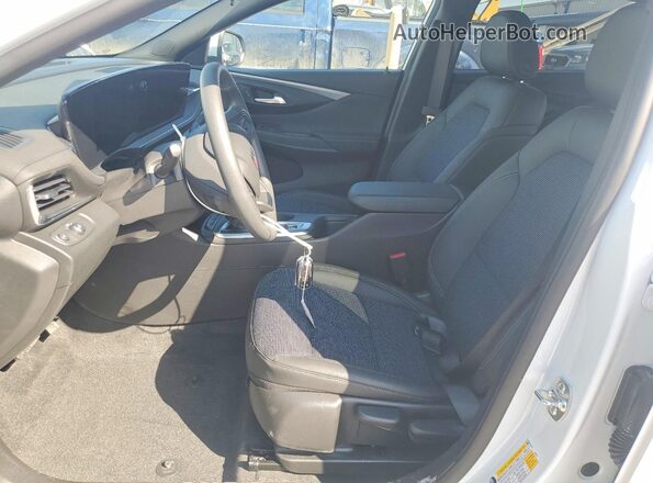 KL47LAEP7TB105512 2026 BUICK OTHER Белый Вид панели приборов