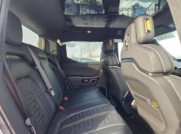 7FCTGAAA9NN013789 2022 RIVIAN R1T White Հետևի նստատեղերի տեսք