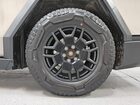 2024 Tesla Cybertruck Серебряный vin: 7G2CEHED0RA015454 Damage: Right Front Center Cap, Missing, Replacement Required
