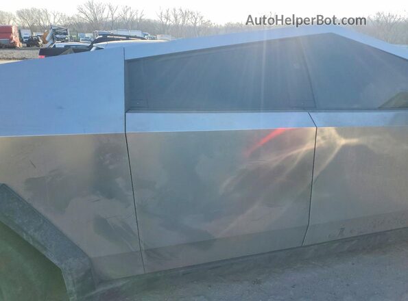 7G2CEHED1SA064295 2025 TESLA CYBERTRUCK Gray Widok wnętrza z tyłu