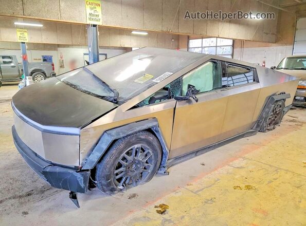 7G2CEHED6SA078564 2025 TESLA CYBERTRUCK Silver წინა მარცხენა ხედი სამი მეოთხედიდან