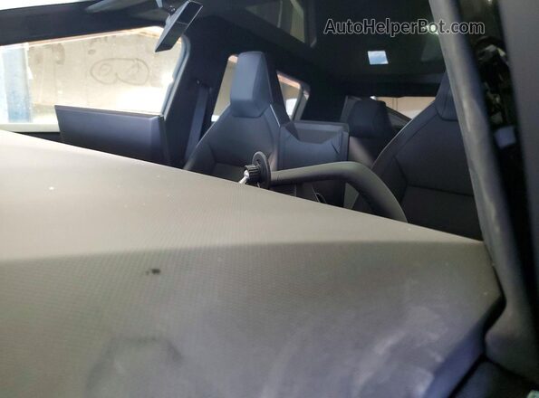 7G2CEHED6SA078564 2025 TESLA CYBERTRUCK Silver ხელსაწყოთა პანელის ხედი