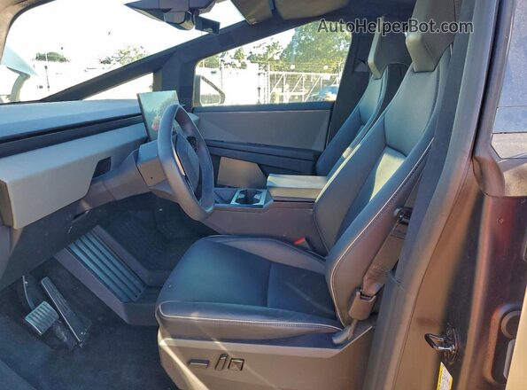 7G2CEHED9RA033077 2024 TESLA CYBERTRUCK Серебряный Вид салона спереди