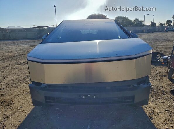 7G2CEHED9RA033077 2024 TESLA CYBERTRUCK Серебряный Вид спереди