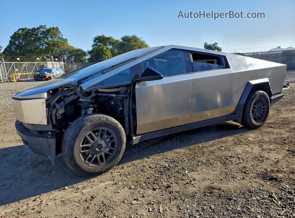 7G2CEHED9RA033077 2024 TESLA CYBERTRUCK Серебряный Передняя левая четверть