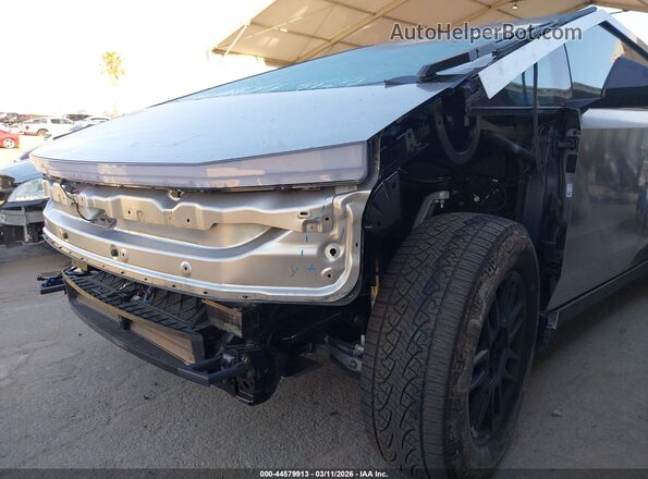 7G2CEHED9SA058857 2025 TESLA CYBERTRUCK Серебряный Вид спереди
