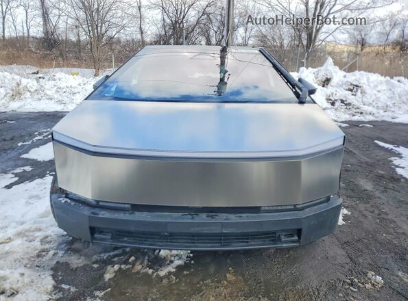 7G2CEHEE1SA075287 2025 TESLA CYBERTRUCK Silver Widok z przodu