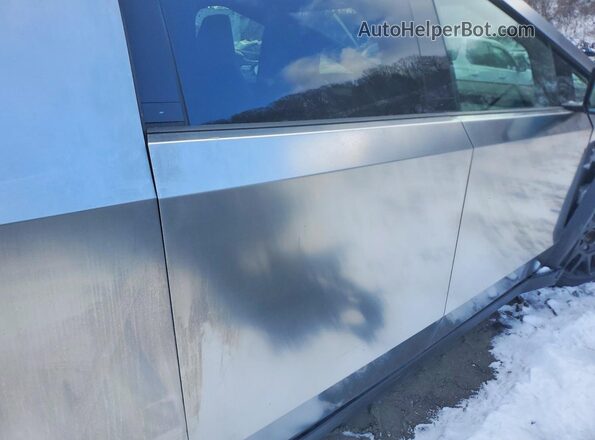 7G2CEHEE1SA075287 2025 TESLA CYBERTRUCK Silver Widok tylnych siedzeń