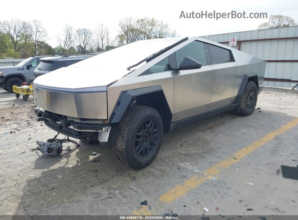 7G2CEHEE9SA075540 2025 TESLA CYBERTRUCK Silver Vista tres cuartos delantera izquierda