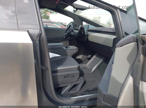 7G2CEHEE9SA075540 2025 TESLA CYBERTRUCK Silver Vista interior delantera
