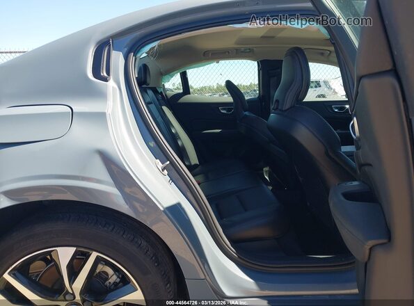 7JRL12FK9RG323001 2024 VOLVO S60 Синий Вид наклейки с VIN-кодом