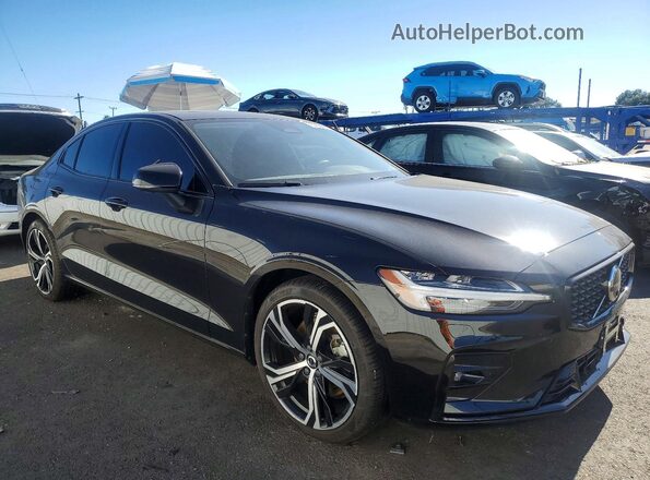7JRL12FL7RG324432 2024 VOLVO S60 Черный Передняя правая четверть