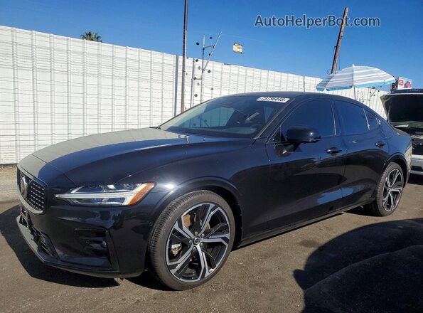 7JRL12FL7RG324432 2024 VOLVO S60 Черный Передняя левая четверть