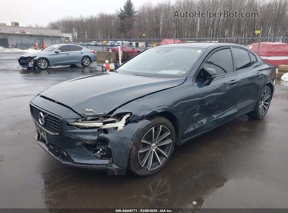 7JRL12FZXNG161953 2022 VOLVO S60 Синий Передняя левая четверть