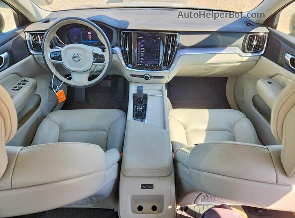 7JRL12TK7RG291296 2024 VOLVO S60 Серебряный Вид панели приборов