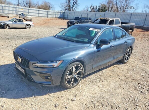 7JRL12TLXRG303594 2024 VOLVO S60 Синий Передняя левая четверть