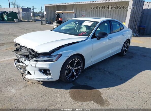 7JRL12TM6RG303097 2024 VOLVO S60 Белый Передняя левая четверть
