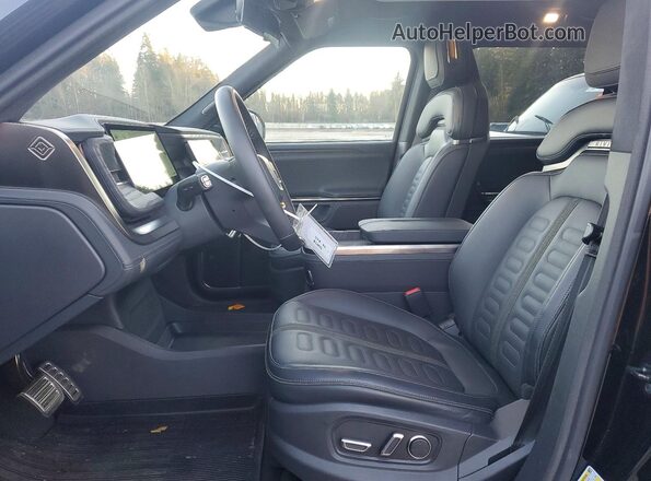 7PDSGABA2RN035910 2024 RIVIAN R1S Черный Вид салона спереди